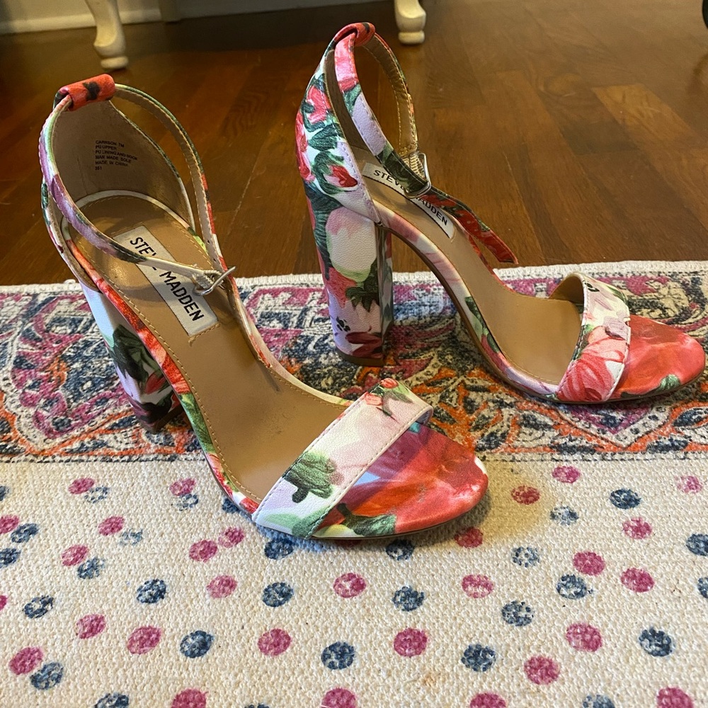 Steve Madden Carrson floral sandals. Size 7